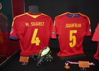 La camiseta y las botas que Mario Suárez vistió en su debut con la Selección Española